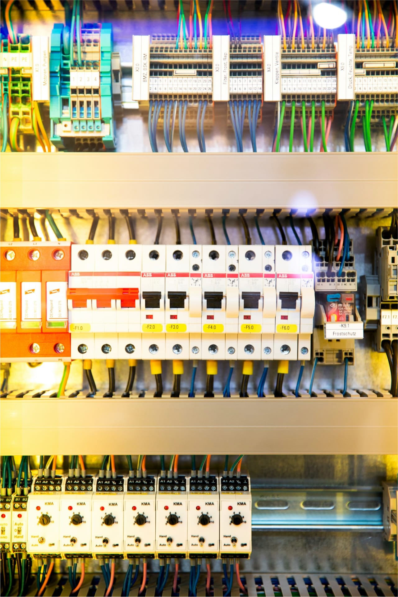 Suministros para transmisión y distribución eléctrica de alta, media y baja tensión